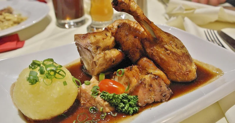 Cuisse de canard au four et pommes de terre : le duo qui se cuit ensemble